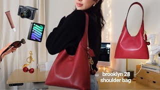 what's in my every day bag || purse essentials (Coach Brooklyn Shoulder Bag 28) 🍒