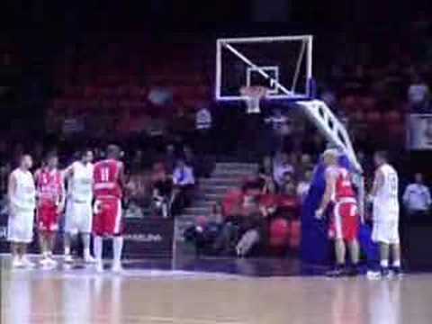 10 03-10-07 BvB BCO-Ninane - Titus scoort + bonusvrijworp.wm