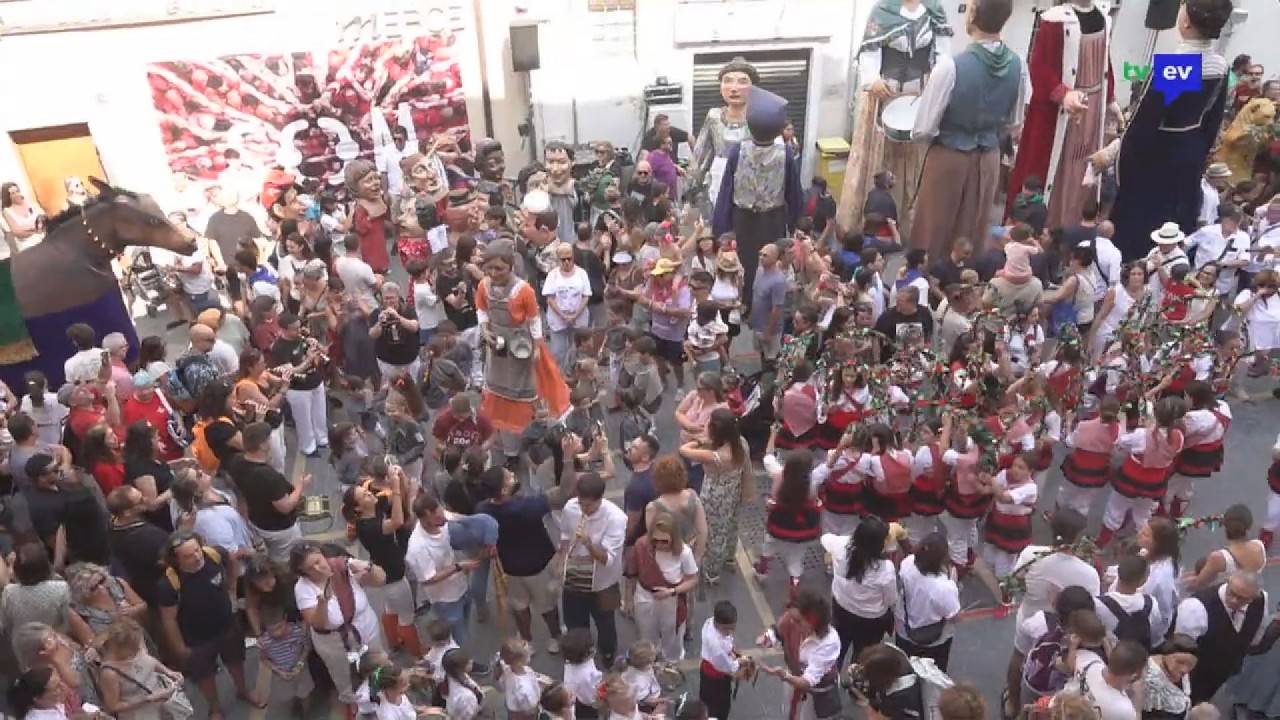 La cultura popular omple els carrers del Vendrell per Santa Anna