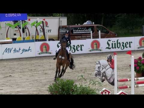 LM MVP 2017 38 1 M ++ Einlaufpfg Natalia Stecher auf Fürst Reiner