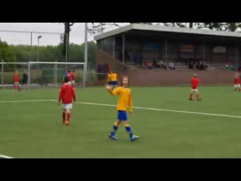 Rube zet voor, Euan kopt de bal er in, en het staat 2-0.