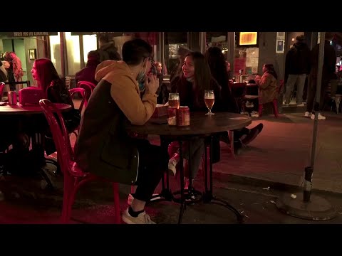 倫敦市民享受新禁區前的最後一個晚上 (Londoners enjoy last night out before new lockdown)