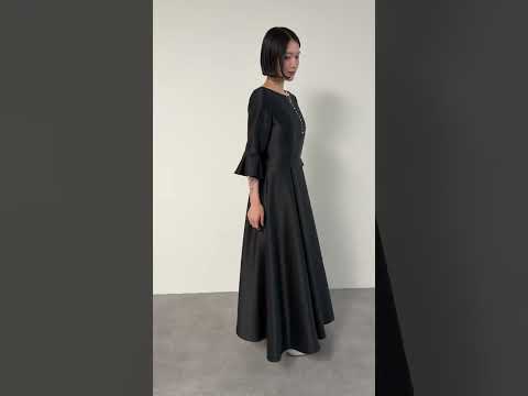 ブラックのエクラサテンドレス 動画