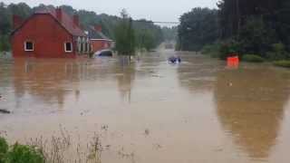 preview picture of video 'Inondation à Ittre - Véhicules flottants sur l'eau'