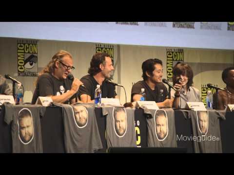 Lauren Cohan Texts Steven Yeun During Comic-Con Panel