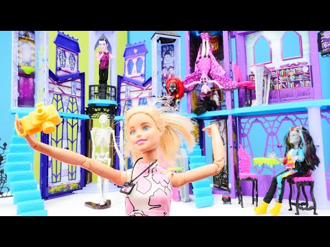 Barbie Video auf Deutsch. Halloween Party in der Monster Hight Schule. Puppen Video mit Barbie