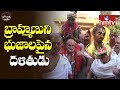 బ్రాహ్మణుని భుజాలపైన దళితుడు Dalit Devotee On Sh