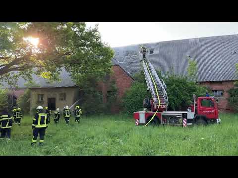 Brand in Scheunendach – Feuerwehr im Einsatz bei Burg Stargard