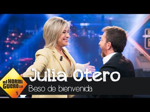 El beso de bienvenida entre Julia Otero y Pablo Motos - El Hormiguero 3.0