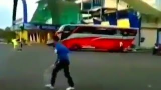 Download lagu Bus persib di serang suporter arema #shorts mp3 Download lagu Bus persib di serang suporter arema #shorts mp3