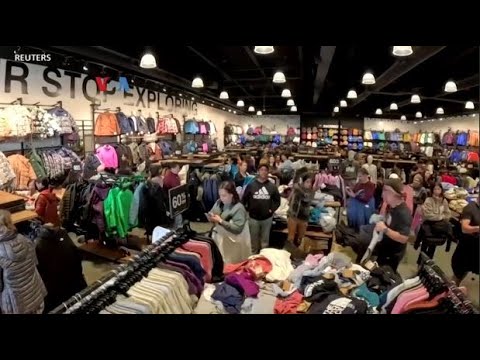 VOA LAMA BELANJA ONLINE, KONSUMEN AMERIKA KEMBALI PADATI TOKO FISIK