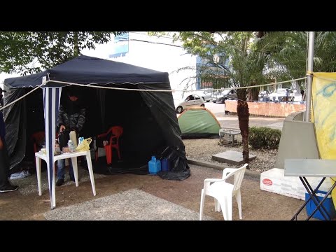 Ex-funcionários do transporte acampam em frente à Câmara de Piracicaba