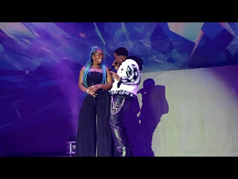 Crystal Panda anonye Winnie Nwagi ppaka ku stage namunyiga Squeeze bubi nnyo