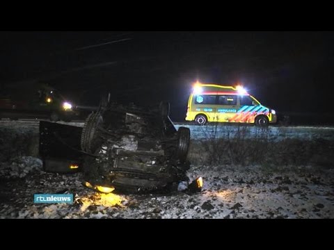Auto over de kop in sneeuwbui - RTL NIEUWS