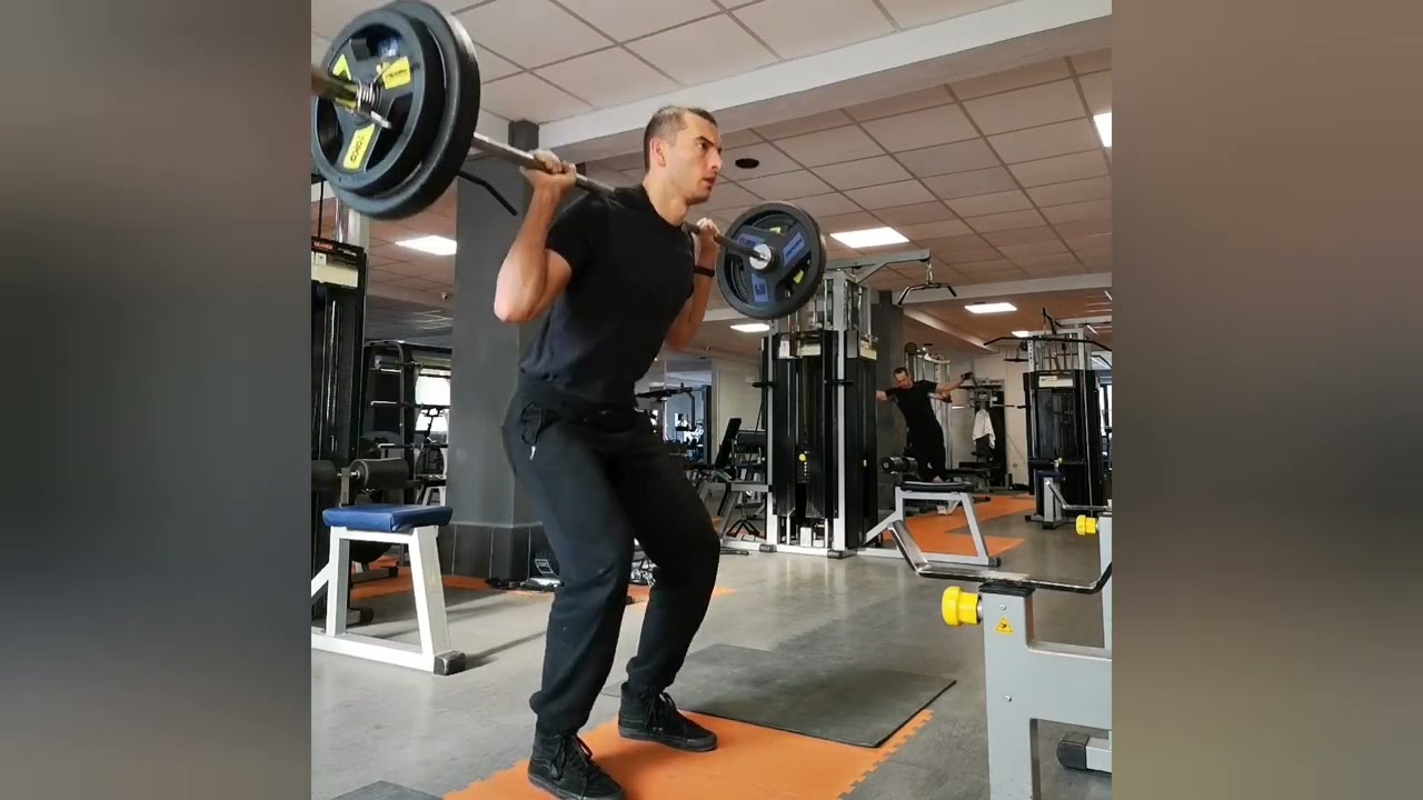 Genuflexiuni, cu haltera în spate