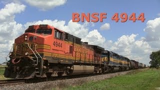 preview picture of video 'BNSF 4944 West BNSF on ICE by New Lebanon, Illinois on 8-1-2013'