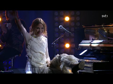 Frida Hyvönen & Sahara Hotnights - Snön Faller Och Vi Med Den | Live "På Spåret" 2022