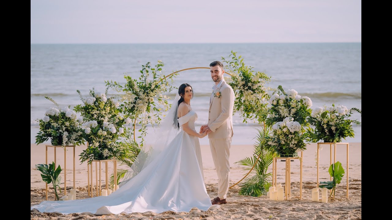 Cerimonia di fuga d'amore sulla spiaggia a Phuket, Tailandia