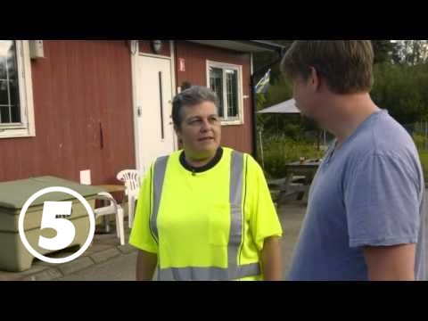 Ska vi göra slut? | Filip & Fredrik slänger 40 kg porr i Bollebygd | discovery+ Sverige