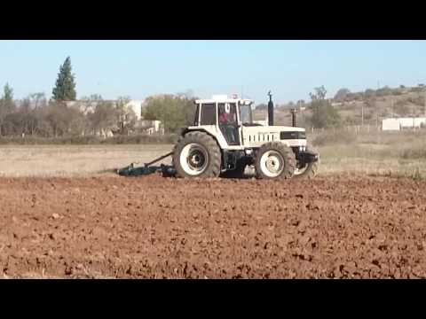 LAMBORGHINI TRAKTOR auf dem Feld