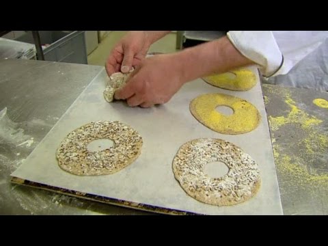 Här är historien bakom knäckebrödet - Hela Sverige Bakar (TV4)