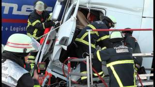preview picture of video 'Verkehrsunfall: Rettung von eingeklemmten Fahrer auf der A1 bei Stillhorn'
