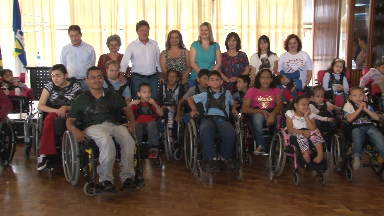 Alunos cadeirantes da rede municipal de Santo André ganham presente de Natal antecipado; veja vídeo
