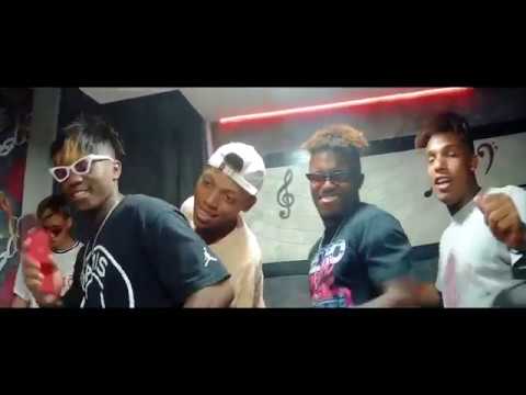 DJ Rowa performing "Site Vas" feat Kimiko & Yordy