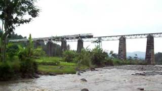 preview picture of video 'Train Railway : Argo Lawu passing Sakalibels Bridge'