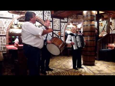Visitando a Bulgária. Música Folclórica Búlgara Caves de Hadjidraganov Sófia, Bulgária