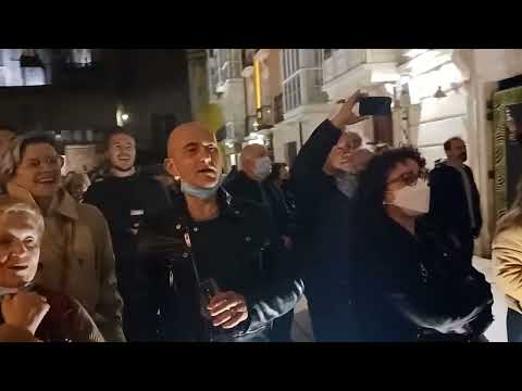Spontaneous singing by street crowd, Burgos, Spain, 15 Apr 2022