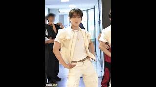 rebolando lentinho pros cria 💃#changbin #straykids #skzmemes