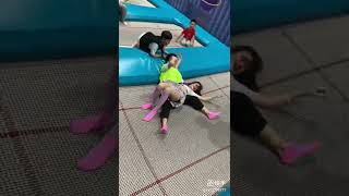 【Funny TikTok】ちょいエロ?すごいぞ中国 パンチラトランポリン