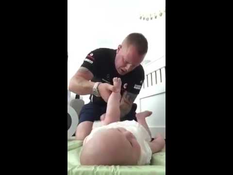 Tatuś zmieniający pieluszkę.