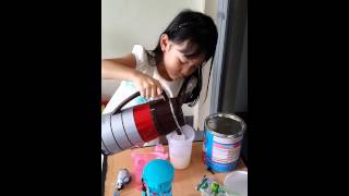 Little girl try to make milkshake.mp4