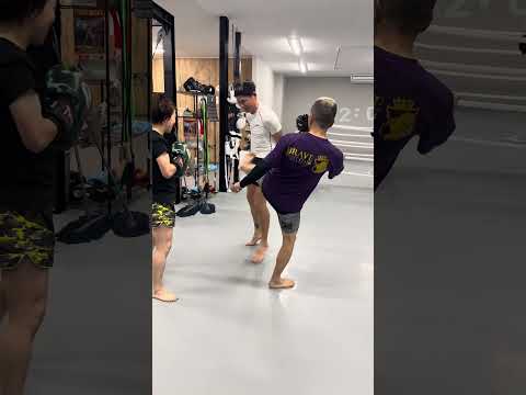 腹筋トレーニング？🤣 #キックボクシング #ミット打ち #群馬県 #格闘技 #高崎 #mma #boxing #kickboxing
