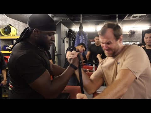 Freddy Laid arm wrestling in G2 fitness Malaysia Armwrestling