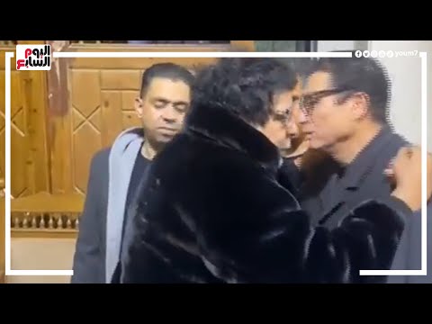 محمد منير يقدم واجب العزاء فى الشاعر مجدى نجيب بمسجد عمر مكرم