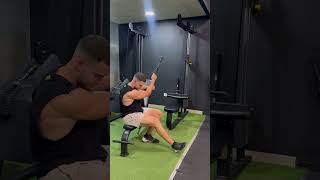 JALÓN AL PECHO UNILATERAL ROTADO EN BANCO INCLINADO