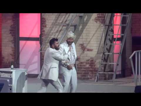 Les Enfoirés 2016 - Intermède - Les comédies musicales avec Michael Youn & Kad Merad