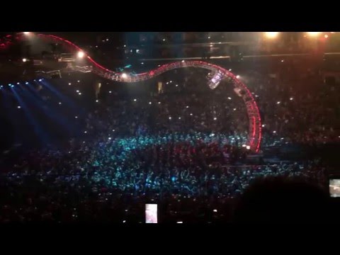 Motley Crue Final Show Tommy Lee gets stuck on his Drummer Coaster. 12/31/15 Staples Center