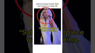 Sabrina Having Trouble With Her Earpiece on Stage 😭🎤#SabrinaCarpenter #Sabrina #Shorts