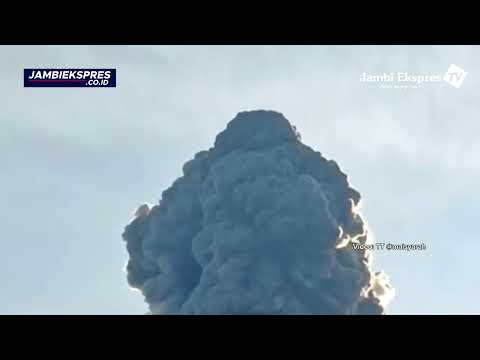 KEPULAN ABU SAAT ERUPSI GUNUNG MARAPI 