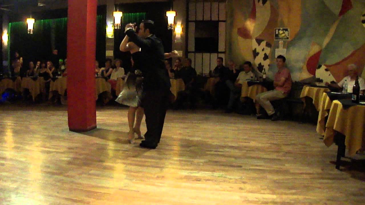 John Zabala y Pamela Ramos Bailando: La puñalada de Juan D´arienzo en el beso