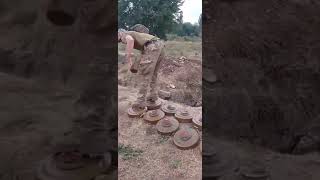 Download lagu seorang tentara menginjak ranjau anti tank 😱😱😱 mp3