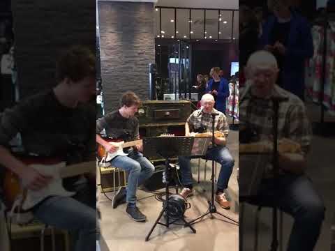 Shopping entertainment at the Piet Zoomers citystore by Just2Gitars