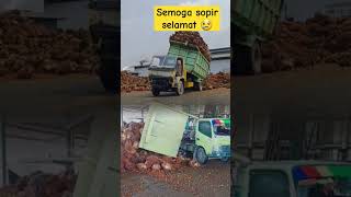 Download lagu truk oleng saat bongkar sawit #truk #trukoleng #trukmania mp3