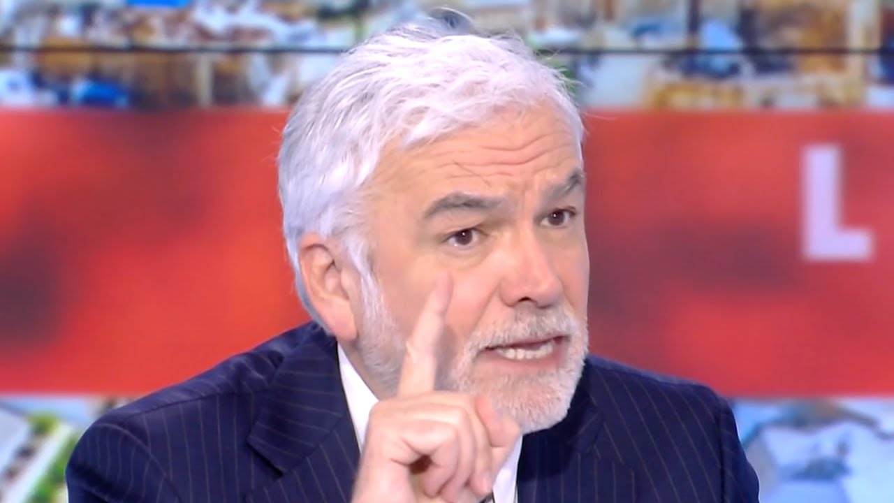 Interdiction du voile aux moins de 15 ans : "Gabriel Attal est perdu, c'est Mr Com !" (Pascal Praud)