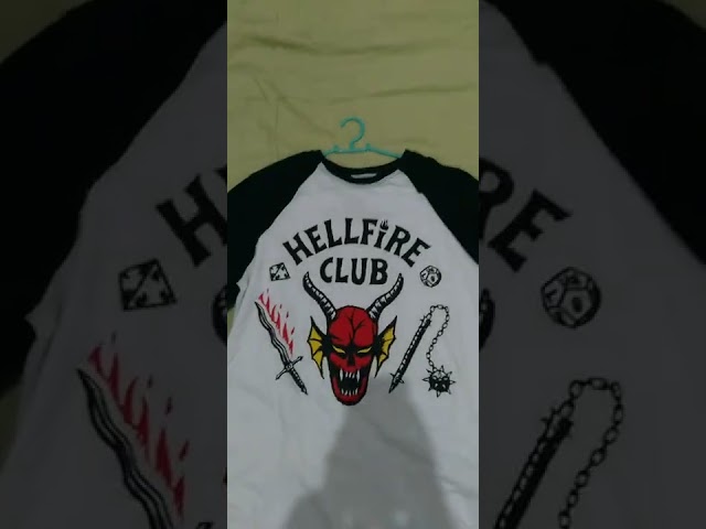 Vídeo relacionado con mandarin creative ltd Stranger Things Hellfire Club Raglan T Shirt, Black Camiseta, Blanco/Negro, M Unisex Adulto