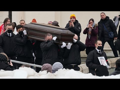 روسيا حضور كبير في وداع المعارض أليكسي نافالني رغم تحذريات الشرطة